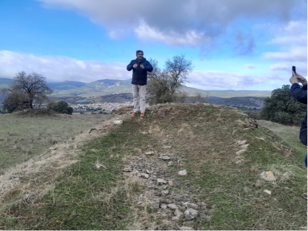 Il Prof. José Miguel Delgado Barrado illustra le condizioni di resti materiali di edifici di colonizzazione dell’XVIII secolo rintracciabili nella campagna della Sierra Morena in località Buenos Aires, presso Aldequemada – Workshop, mattina del 10 novembre.