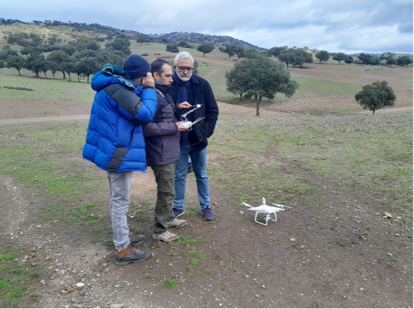Il Dr. Antonio Ortiz Villarejo (UJA, al centro), spiega il funzionamento di un drone sul campo nell’area de La Tamujosa al Prof. Nigel Nayling (University of Wales Trinity Saint David, a sinistra) e al Prof. Manuel Herrero Sanchez (Universidad Pablo de Olavide, a destra) – Workshop, pomeriggio del 10 novembre.
